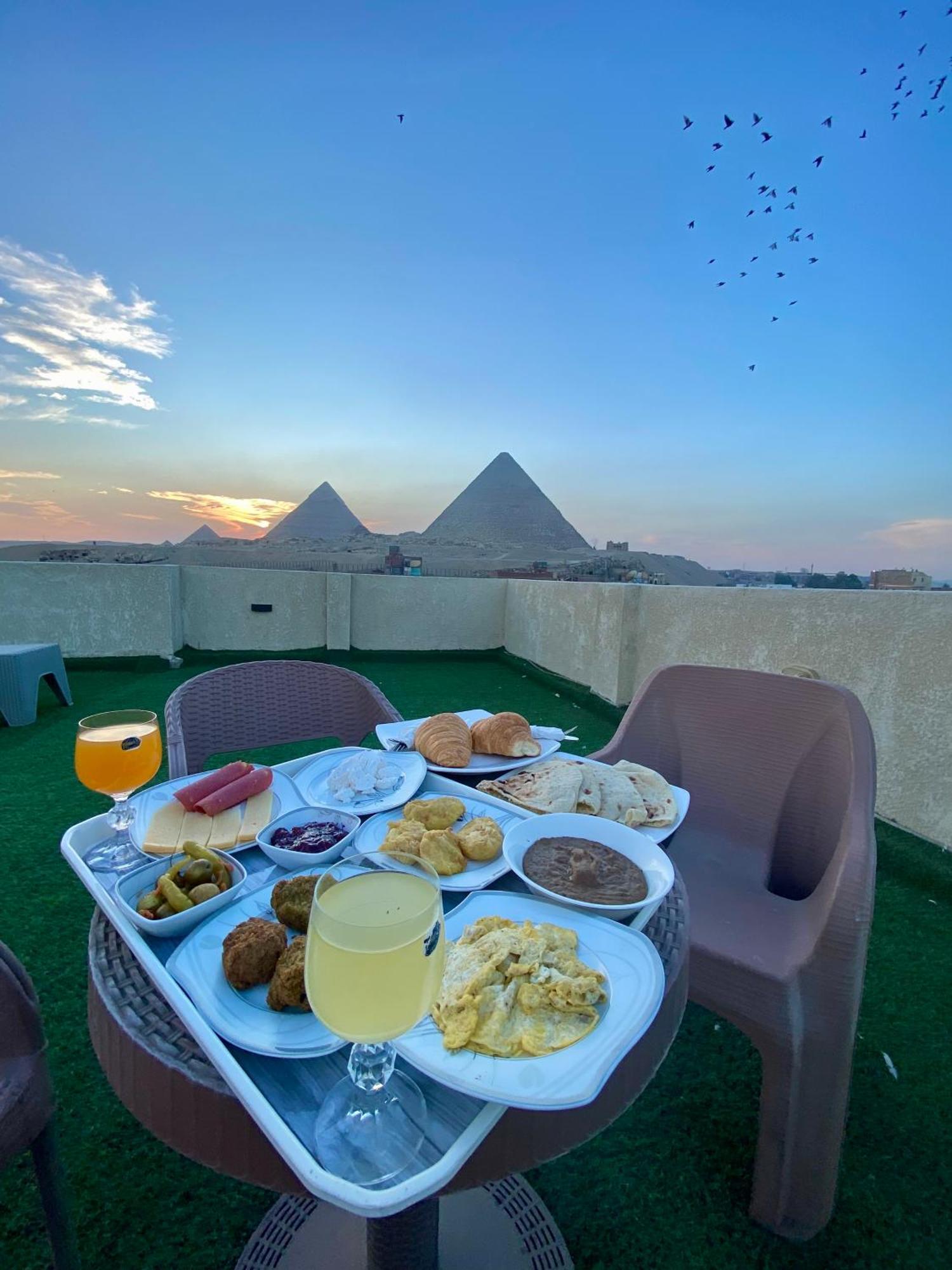 Isis Pyramids View Inn Kafrat al Jabal Bagian luar foto